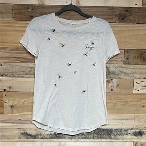 Maurices size XS Cream Short Sleeve Bee Graphic Crewneck Short Sleeve T-shirt